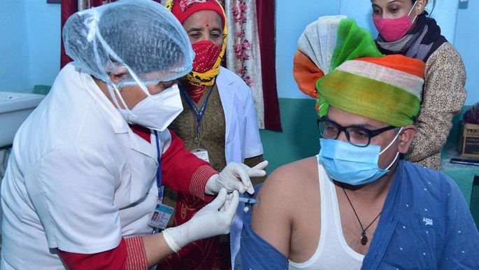 টিকা নিয়ে গুজব ছড়ালেই আইনি ব্যবস্থা ভারতে