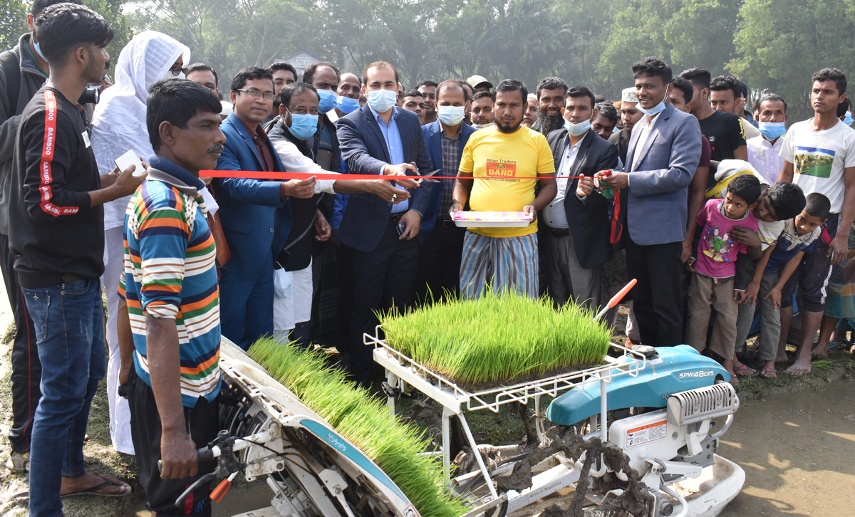 দেবিদ্বারে আধুনিক প্রযুক্তিতে ধানের চারা রোপন কার্যক্রমের উদ্বোধন 