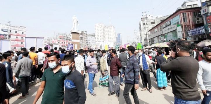 ফ্যাক্টরি খুলে দেয়ার দাবিতে কেরানীগঞ্জে সড়ক অবরোধ