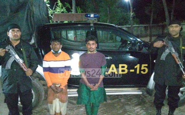 অস্ত্রসহ ২ রোহিঙ্গা আটক কক্সবাজারে অস্ত্রসহ ২ রোহিঙ্গা আটক কক্সবাজারে