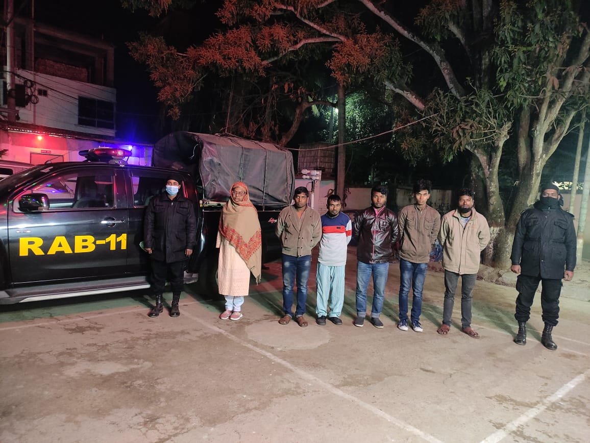 কুমিল্লায় গাঁজা ও ইয়াবা পাচারকালে নারীসহ ছয় মাদক ব্যবসায়ী গ্রেফতার কুমিল্লায় গাঁজা ও ইয়াবা পাচারকালে নারীসহ ছয় মাদক ব্যবসায়ী গ্রেফতার