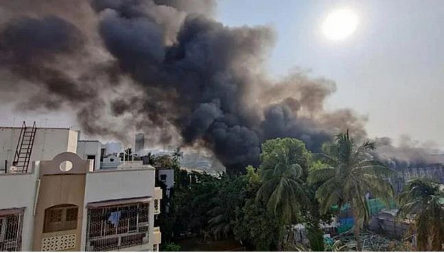 মুম্বাইয়ের স্টুডিওতে আগুন মুম্বাইয়ের স্টুডিওতে আগুন