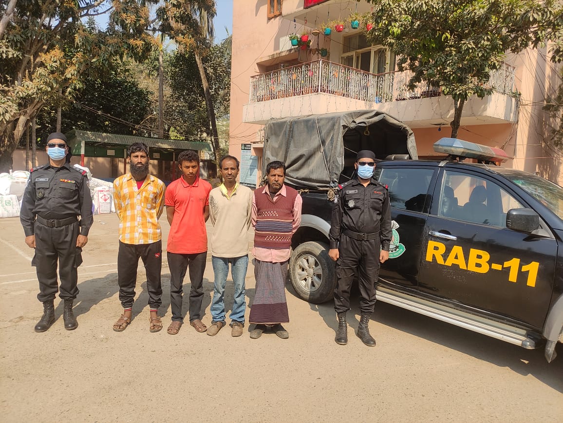 গাঁজা ও ফেন্সিডিল পাচারকালে র‌্যাবের পৃথক অভিযানে চার মাদক ব্যবসায়ী গ্রেফতার