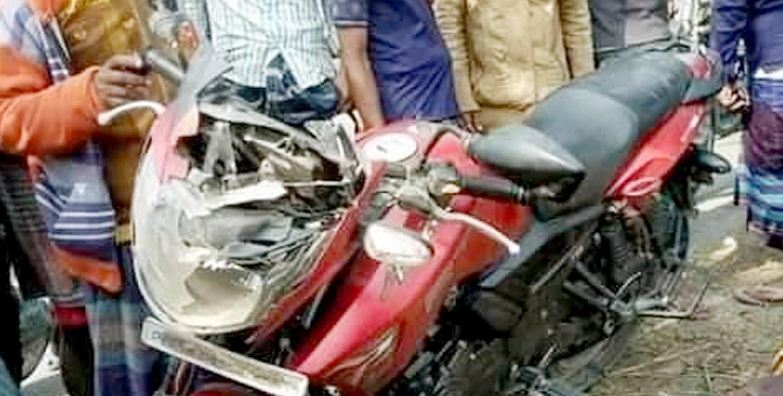 মাইলফলকের সঙ্গে ধাক্কা লেগে তিন মোটরসাইকেল আরোহীর মৃত্যু মাইলফলকের সঙ্গে ধাক্কা লেগে তিন মোটরসাইকেল আরোহীর মৃত্যু