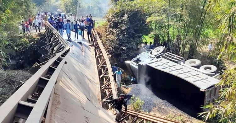 ব্রিজ ভেঙে ট্রাক খাদে, রাঙ্গামাটি-বান্দরবানে যান চলাচল বন্ধ ব্রিজ ভেঙে ট্রাক খাদে, রাঙ্গামাটি-বান্দরবানে যান চলাচল বন্ধ