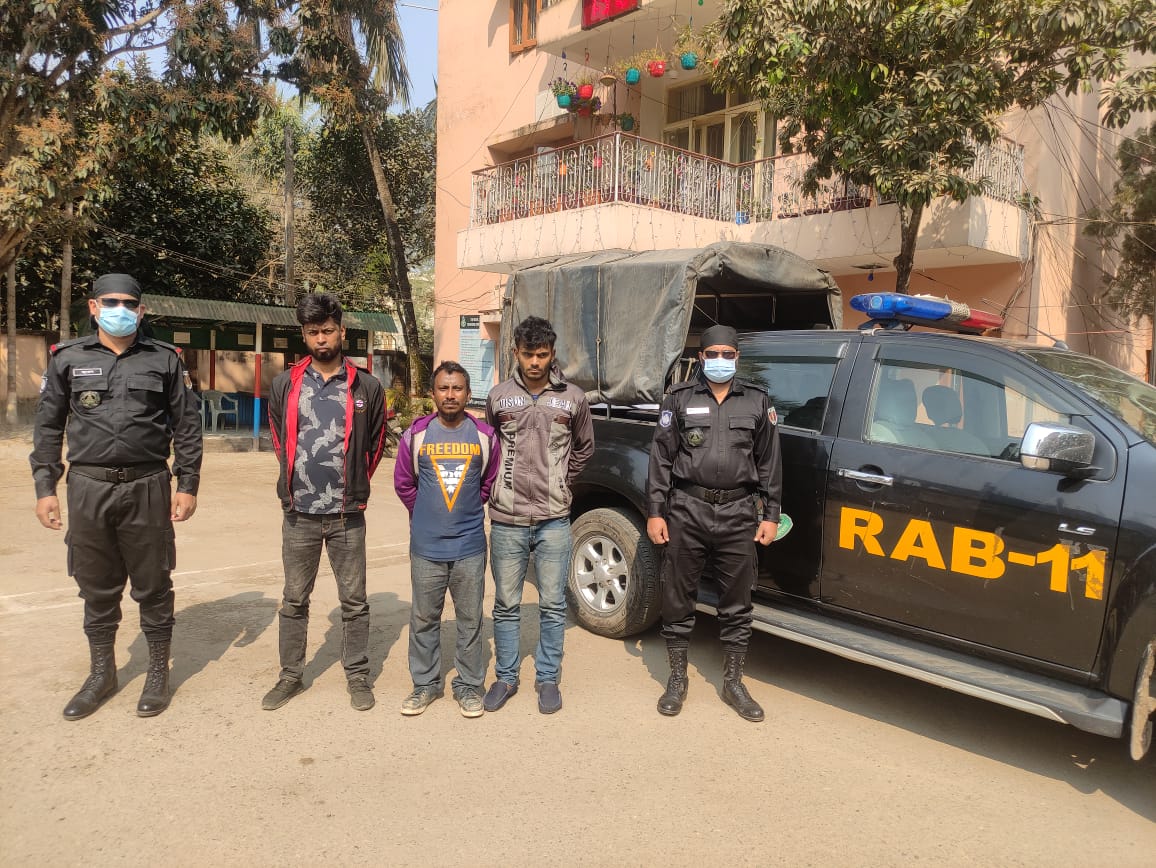 গাঁজা ও ইয়াবা নিয়ে তিন মাদক ব্যবসায়ী গ্রেফতার গাঁজা ও ইয়াবা নিয়ে তিন মাদক ব্যবসায়ী গ্রেফতার