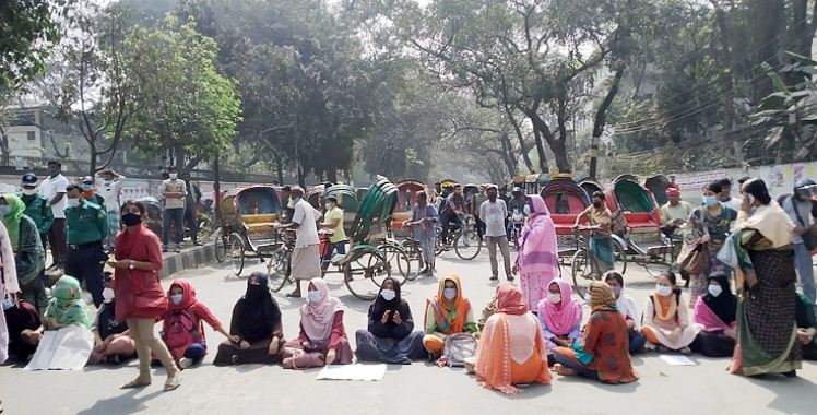 হোম ইকোনমিক্স কলেজছাত্রীদের সড়ক অবরোধ হোম ইকোনমিক্স কলেজছাত্রীদের সড়ক অবরোধ