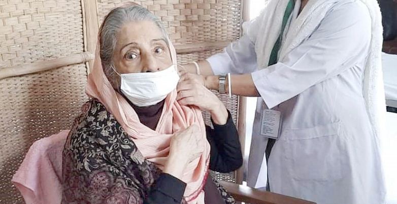 টিকা নিলেন রওশন এরশাদ টিকা নিলেন রওশন এরশাদ