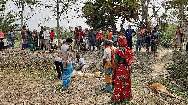 বিদ্যুতায়িত বাছুরের প্রাণ বাঁচাতে গিয়ে কৃষকের মৃত্যু, এলাকা উত্তাল