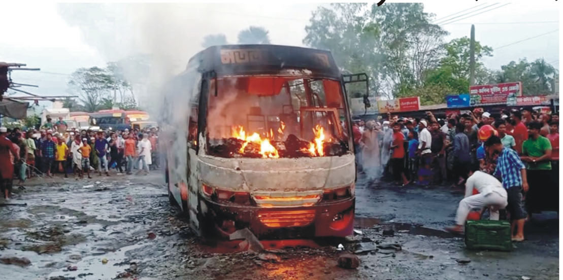 সিলিন্ডার বিস্ফোরিত হয়ে বাসে আগুন, মতলব কক্সপ্রেস বাসের মালিক ও চালকের বিরুদ্ধে পুলিশের মামলা