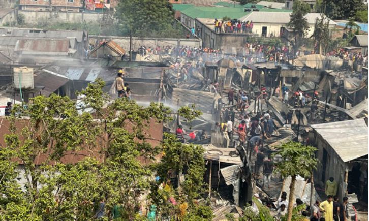 শ্রমিক কলোনিতে আগুন, পুড়েছে ২০০টি ঘর 