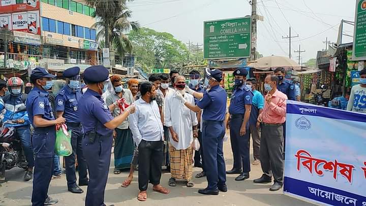 শাহরাস্তি থানা পুলিশের করোনা সচেতনতায় উদ্বুদ্ধকরণ ও মাস্ক বিতরণ