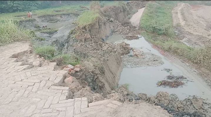 আড়াই মাসেই ধসে পড়ল কোটি টাকার সড়ক