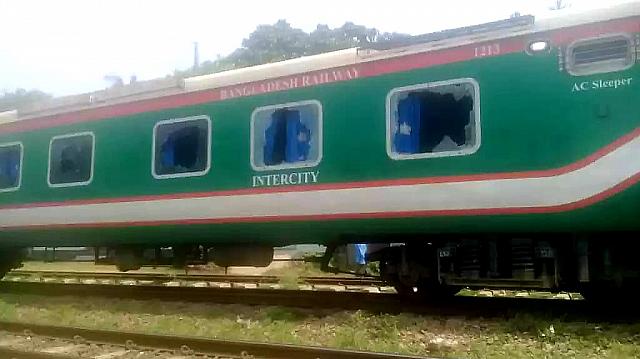 ঢাকা-চট্টগ্রাম রুটে ট্রেন চলাচল বন্ধ, পাঁচটি পয়েন্টে সংঘর্ষ চলছে ঢাকা-চট্টগ্রাম রুটে ট্রেন চলাচল বন্ধ, পাঁচটি পয়েন্টে সংঘর্ষ চলছে