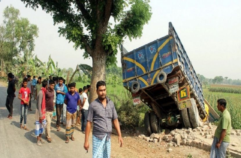 ট্রাকের চাপায় পিতা-পুত্র নিহত ট্রাকের চাপায় পিতা-পুত্র নিহত