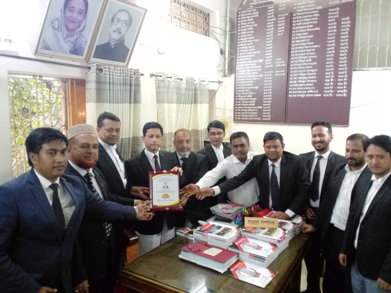 করোনা যোদ্ধা এড. সুজনকে কুমিল্লা জেলা আইনজীবী সমিতির সংবর্ধনা করোনা যোদ্ধা এড. সুজনকে কুমিল্লা জেলা আইনজীবী সমিতির সংবর্ধনা