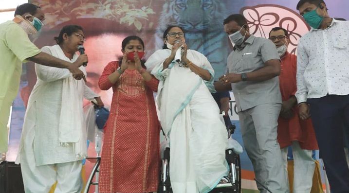হুইলচেয়ার ছেড়ে উঠে দাঁড়ালেন মমতা হুইলচেয়ার ছেড়ে উঠে দাঁড়ালেন মমতা