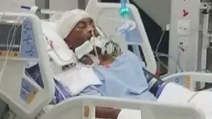 হাসপাতালে অচেতন পড়ে আছেন শিবচরের মনির খান হাসপাতালে অচেতন পড়ে আছেন শিবচরের মনির খান