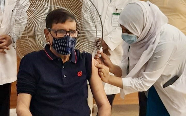 করোনার টিকা নিলেন ওবায়দুল কাদের করোনার টিকা নিলেন ওবায়দুল কাদের