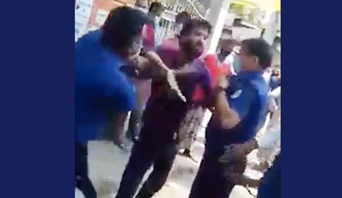 রিকশায় মাস্কবিহীন যুবক, নামতে বলায় পুলিশের সঙ্গে ধস্তাধস্তি রিকশায় মাস্কবিহীন যুবক, নামতে বলায় পুলিশের সঙ্গে ধস্তাধস্তি