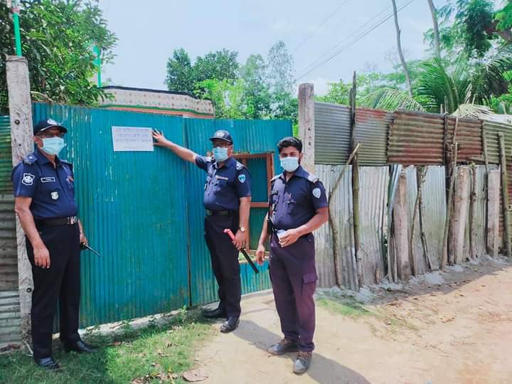 শাহরাস্তিতে করোনা আক্রান্তদের বাড়ি লকডাউন করেছেন ওসি আব্দুল মান্নান শাহরাস্তিতে করোনা আক্রান্তদের বাড়ি লকডাউন করেছেন ওসি আব্দুল মান্নান