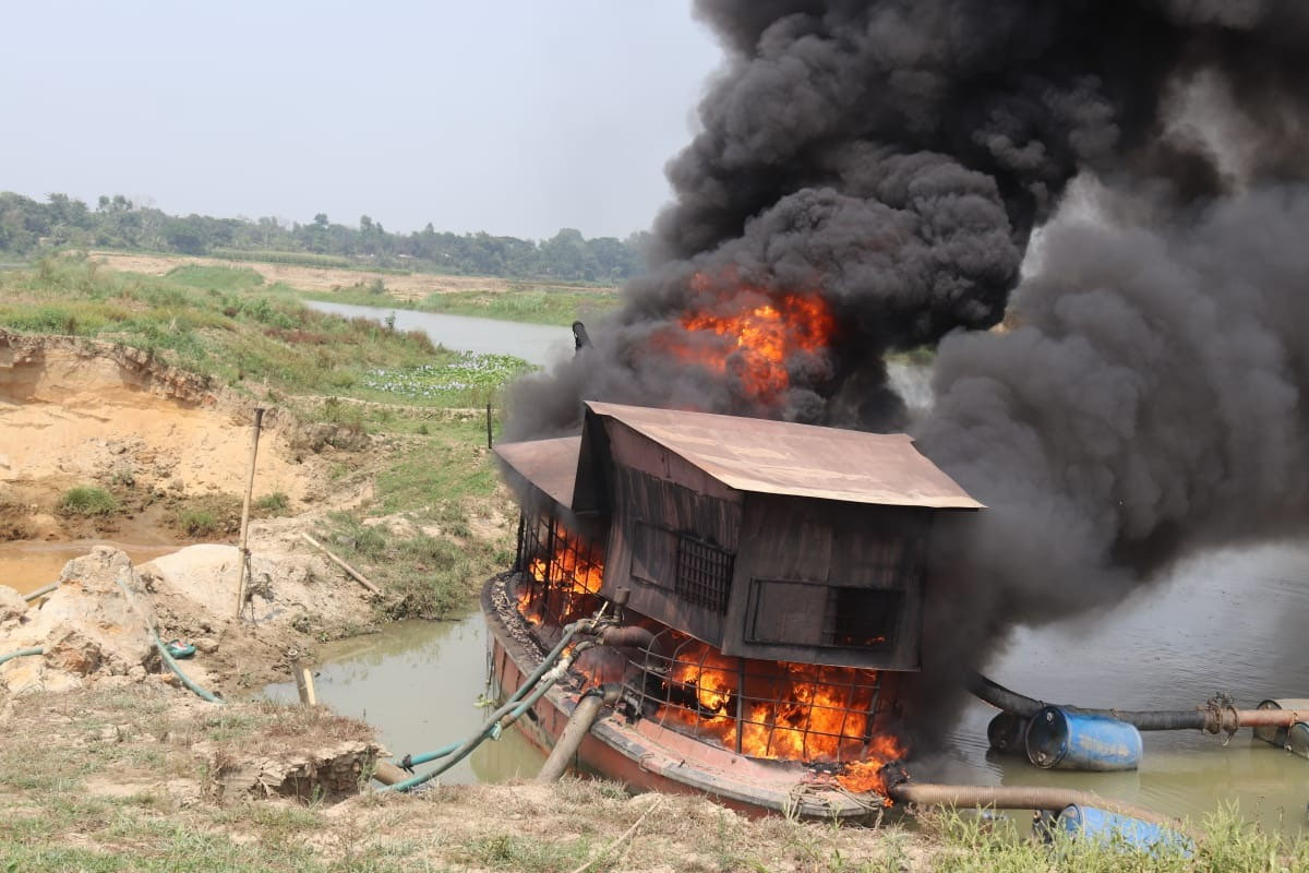 কুমিল্লার গোমতী নদীতে অবৈধভাবে বালু-মাটি উত্তোলনে ৭ ড্রেজার ধ্বংস