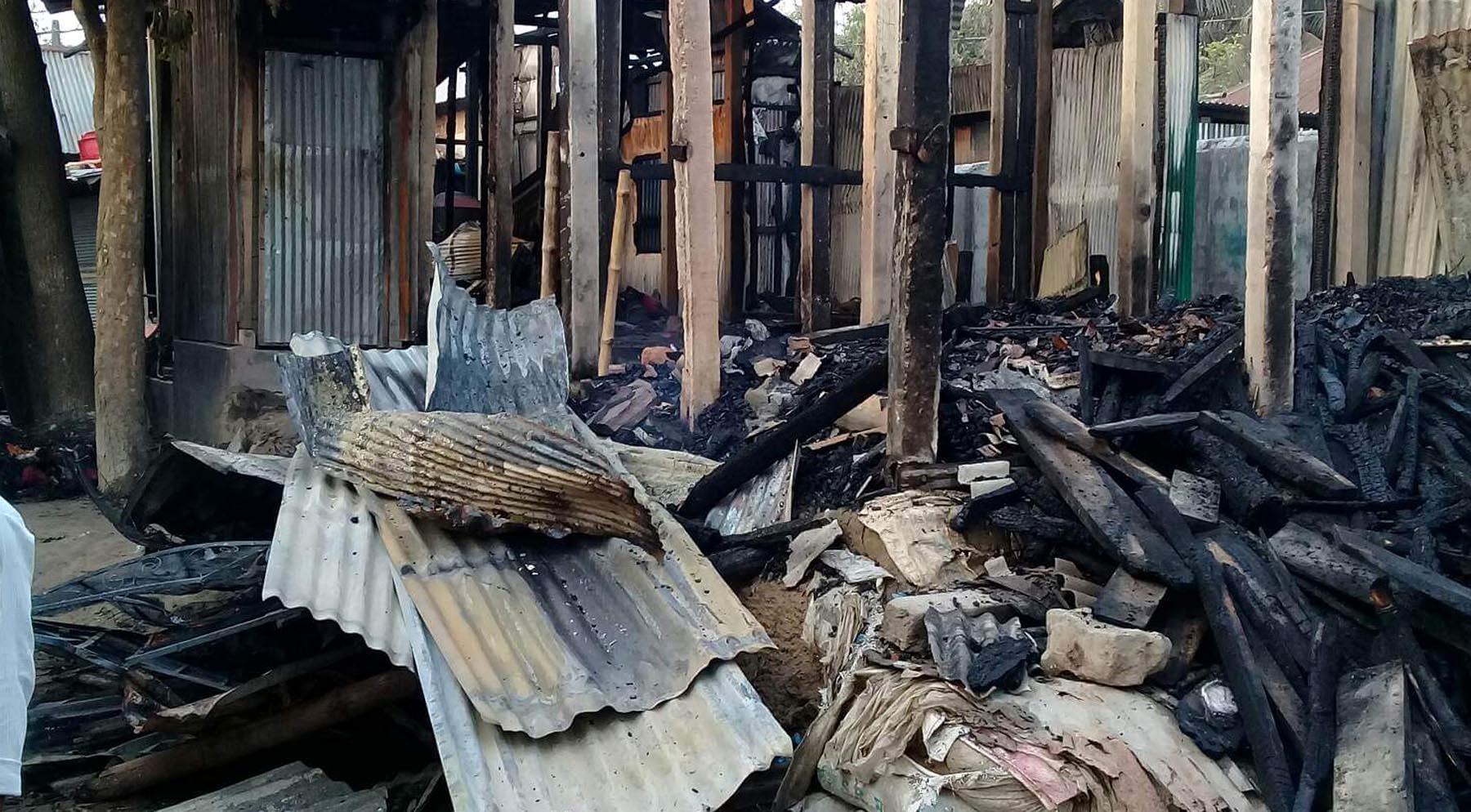 আগুন পুড়লো নৈশ প্রহরীর ঘর-বাড়ি আগুন পুড়লো নৈশ প্রহরীর ঘর-বাড়ি