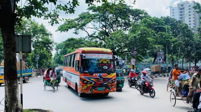 অর্ধেক যাত্রী নিয়ে গণপরিবহন চালুর দাবি