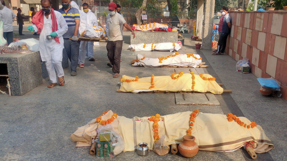 শ্মশানে মৃতদেহের লাইন, ফ্রিজে বাবার দেহ নিয়ে দাঁড়িয়ে ছেলে