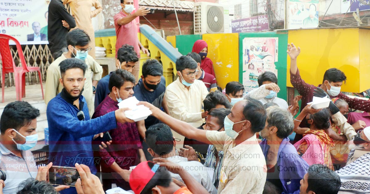 কুমিল্লায় দুস্থদের মাঝে ময়নামতি মেডিক্যাল কলেজ ছাত্রলীগের ইফতার