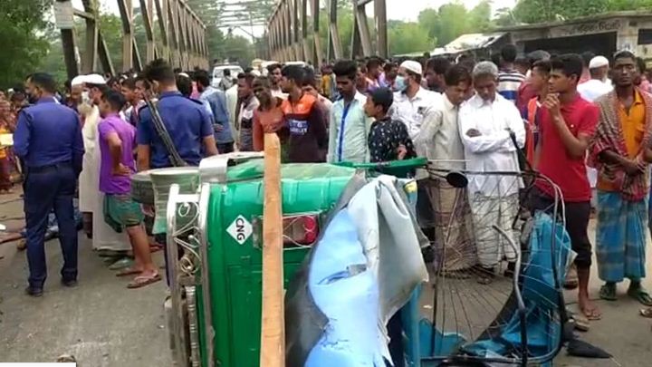 মৃত স্বজনকে দেখতে গিয়ে সড়কে একই পরিবারের ৪ জনসহ নিহত ৫