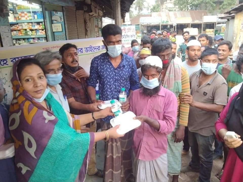 দেবীদ্বারে ডঃ ফেরদৌস খন্দকারের সহায়তায় ২০০জন শ্রমজীবী মানুষের মাঝে ইফতার বিতরণ 