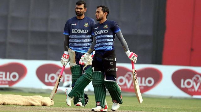 দেশে ফিরলেও বাড়ি যেতে পারছেন না তামিম-মুশফিকরা দেশে ফিরলেও বাড়ি যেতে পারছেন না তামিম-মুশফিকরা