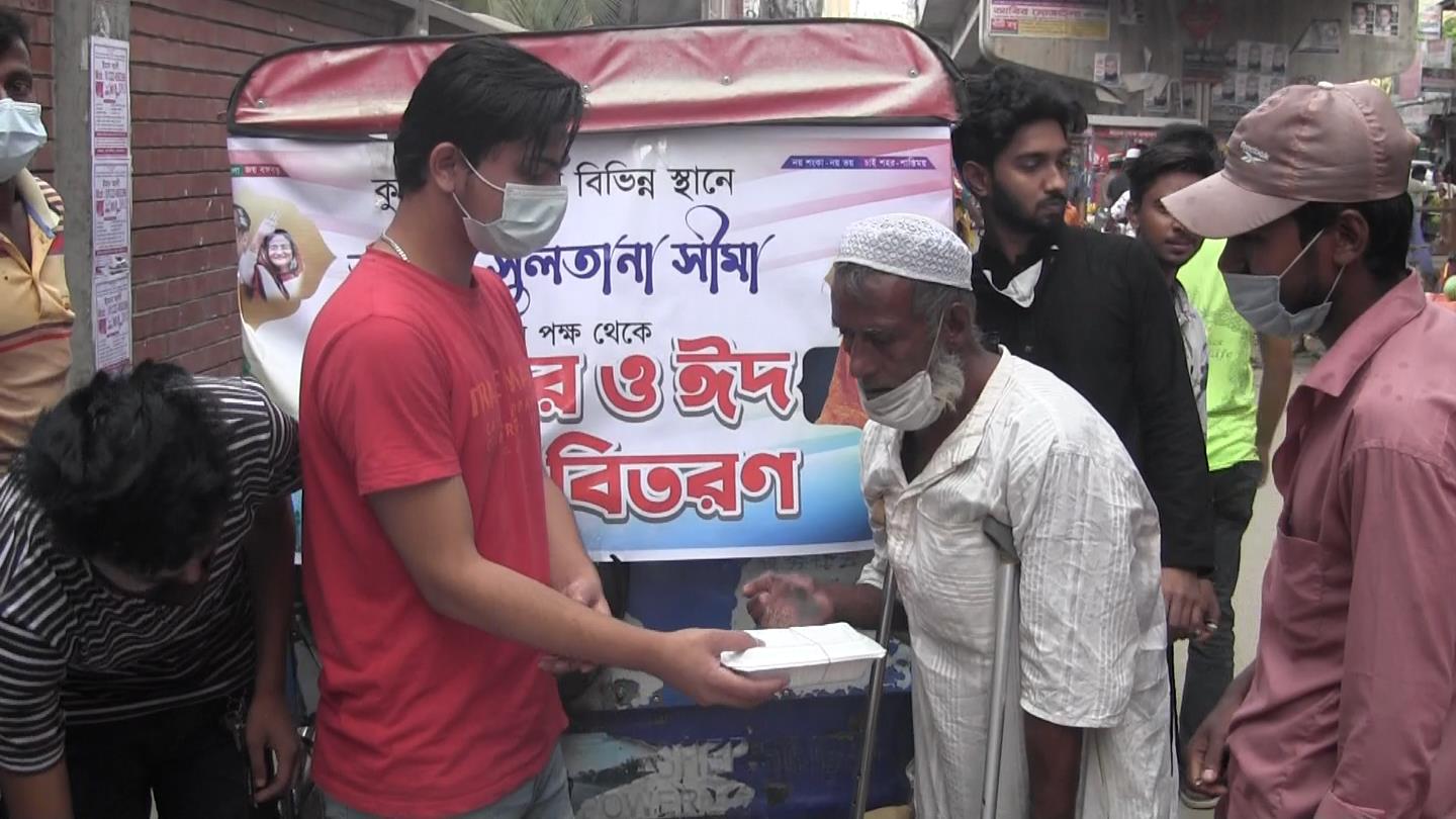 কুমিল্লায় ১২শ পরিবহন শ্রমিক ও অসহায়দের হাতে এমপি সীমার ইফতার কুমিল্লায় ১২শ পরিবহন শ্রমিক ও অসহায়দের হাতে এমপি সীমার ইফতার