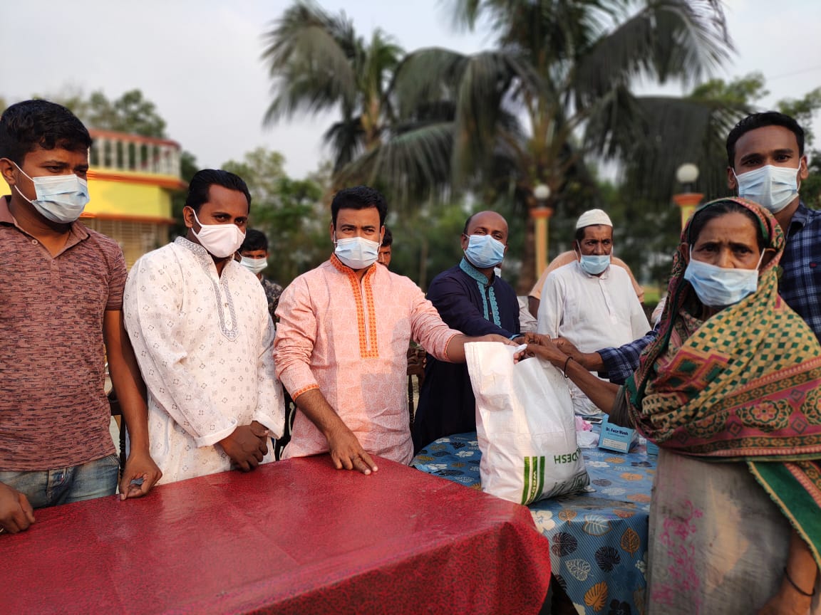 দেবিদ্বারে হ্যালো ছাত্রলীগের ঈদ সামগ্রী বিতরণ