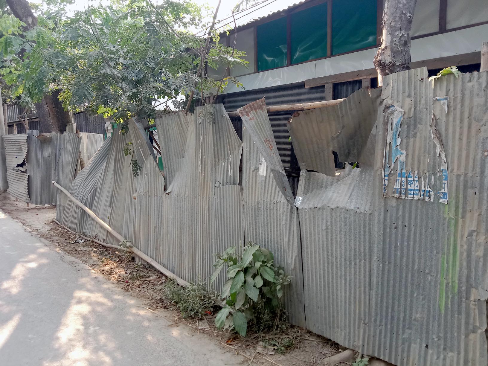 চান্দিনার তুচ্ছ ঘটনাকে কেন্দ্র করে বসতঘরে হামলা-ভাঙচুর; আহত ১