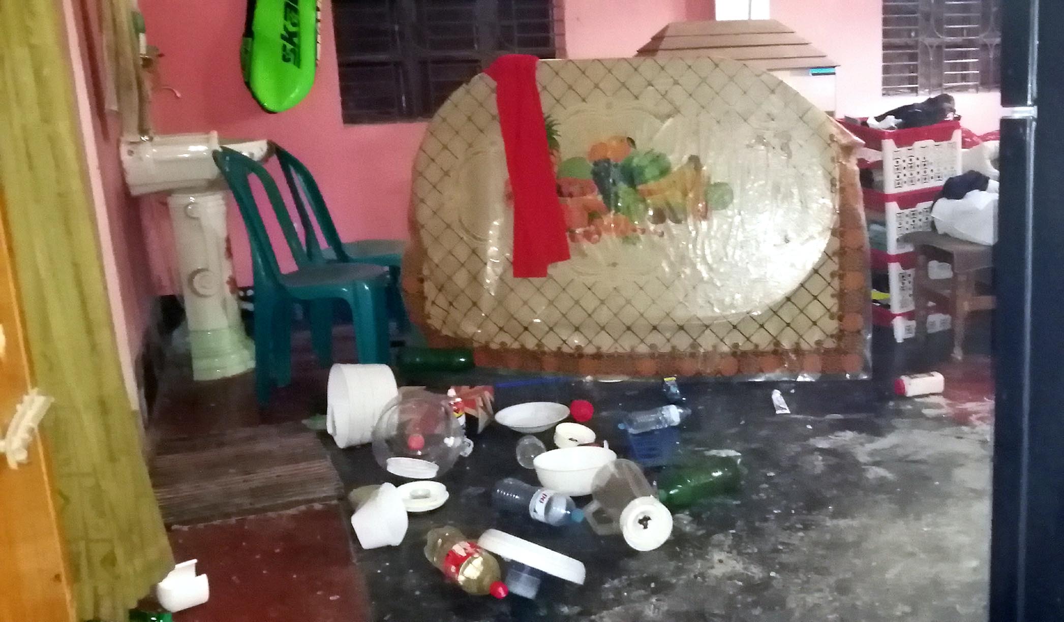 চান্দিনার তুচ্ছ ঘটনাকে কেন্দ্র করে বসতঘরে হামলা-ভাঙচুর; আহত ১