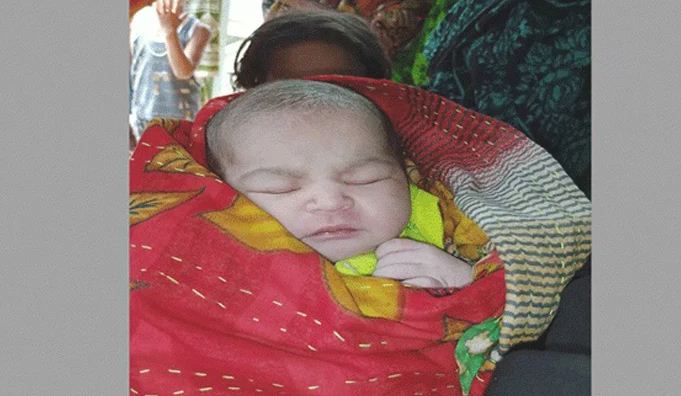 গাছের নিচে টাওয়ালে মোড়ানো ফুটফুটে নবজাতক গাছের নিচে টাওয়ালে মোড়ানো ফুটফুটে নবজাতক