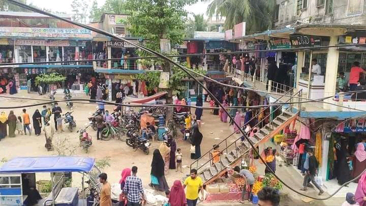 ব্রাহ্মণপাড়ায় দোকানপাটে উপচে পড়া ভিড়, মানা হচ্ছে না স্বাস্থ্যবিধি 