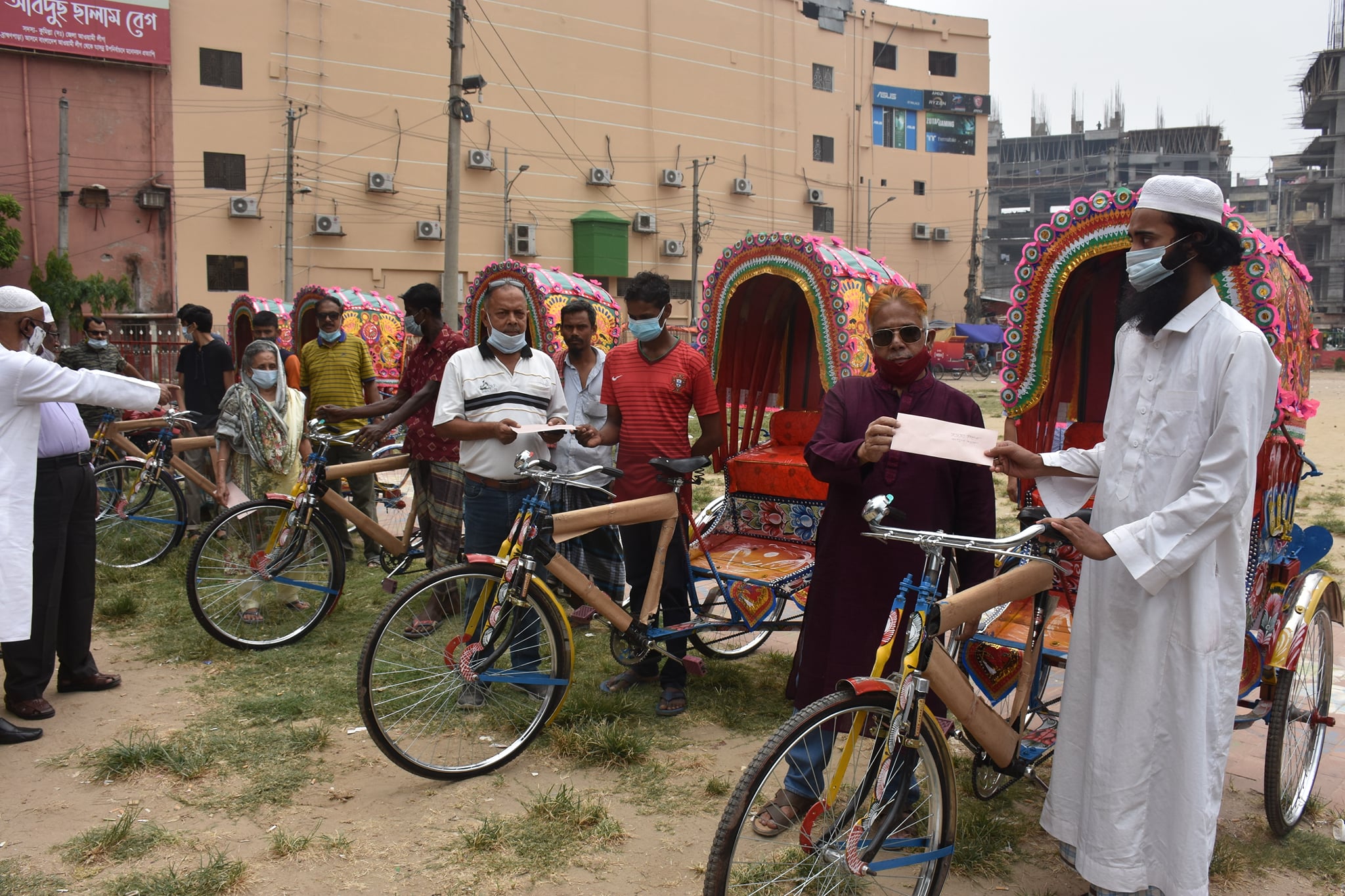 কুমিল্লায় আবদুল আজিজ খান ফাউন্ডেশনের উদ্যোগে হতদরিদ্রের রিকশা উপহার