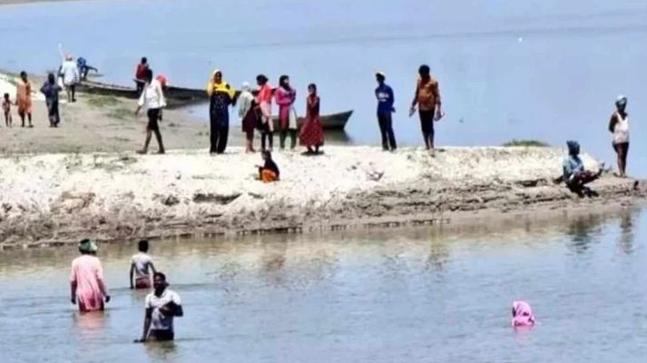 টিকা থেকে বাঁচতে নদীতে ঝাঁপ দিল গ্রামবাসী