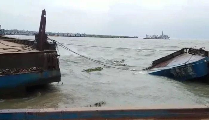 ঝড়ের তাণ্ডবে শিমুলিয়া ফেরিঘাটে পন্টুন বিচ্ছিন্ন