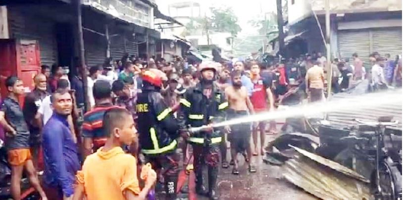 ঝালকাঠিতে আগুনে ৮ দোকান পুড়ে ৩০ লাখ টাকার ক্ষতি 