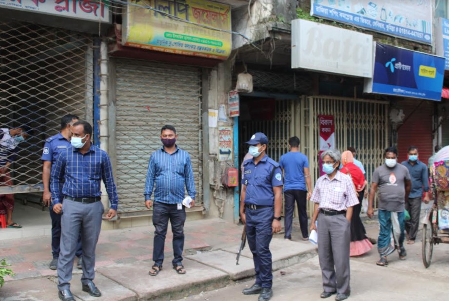 দেবীদ্বারে কঠোর লকডাউন'র তৃতীয় দিনে ভ্রাম্যমান আদালতের অভিযানে জরিমানা