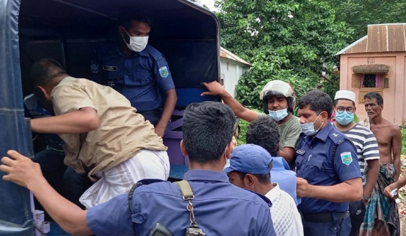 বিধিনিষেধে একসঙ্গে হেরোইন সেবন, ৬ জনকে পুলিশে দিলেন কাউন্সিলর