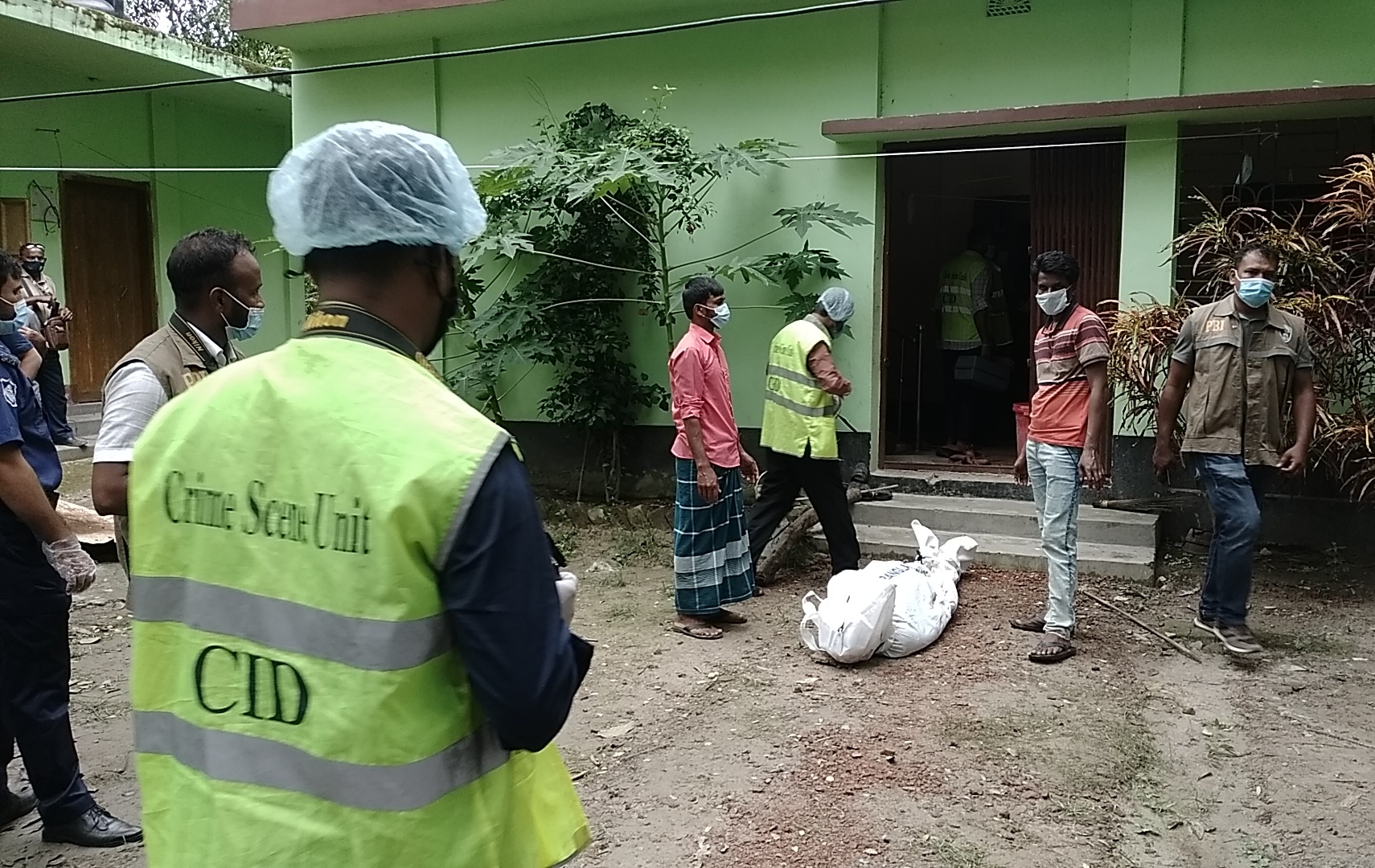 শাহরাস্তিতে  অবসরপ্রাপ্ত কর্মকর্তার লাশ উদ্ধারের ৩ দিনের মাথায় চলে গেলেন আহত স্ত্রী