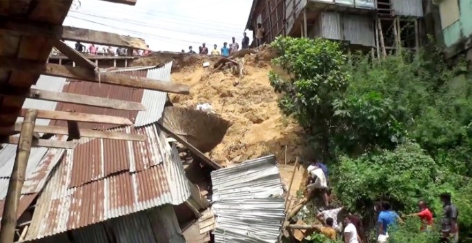 কাপ্তাই হ্রদের তীরে ভেঙে পড়লো ৫ দোকান