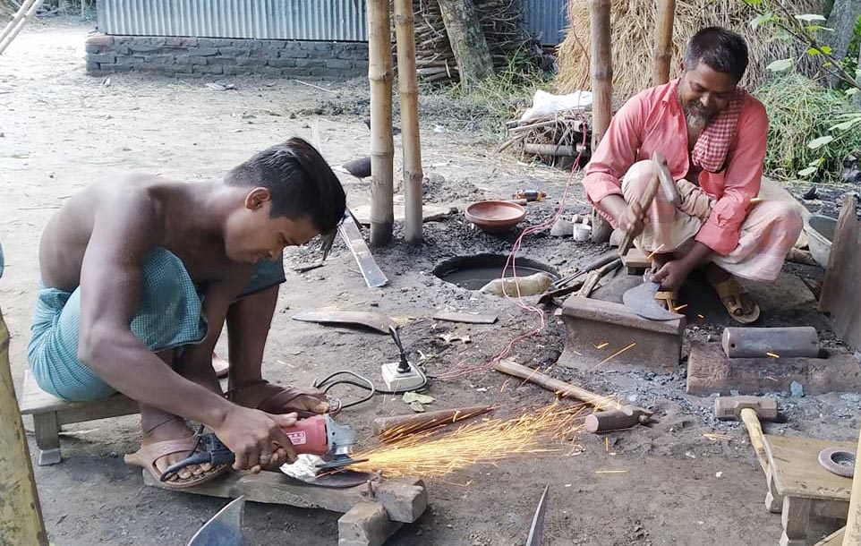 দেবীদ্বারে ঈদকে সামনে রেখে বাড়ছে কামারদের ব্যস্ততা 