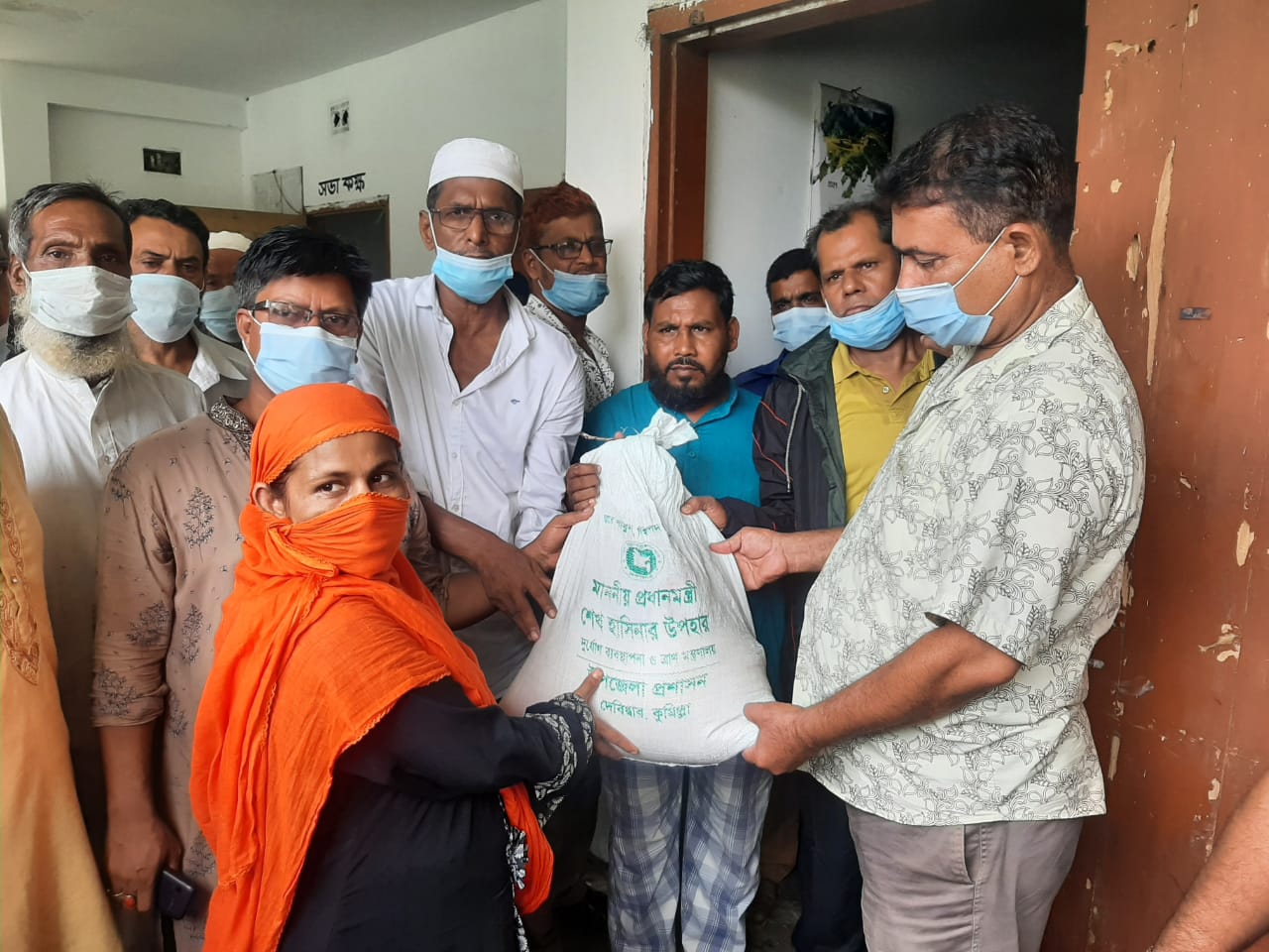 দেবিদ্বারে ১৫০ পরিবারের মাঝেখাদ্য সামগ্রী বিতরণ