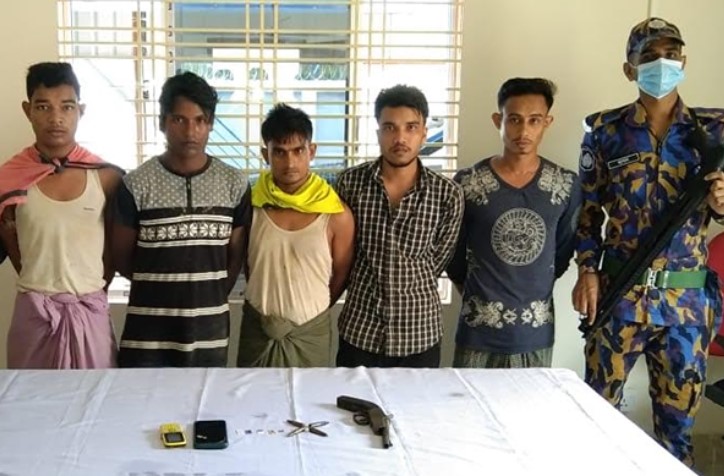 টেকনাফে অস্ত্রসহ ৫ রোহিঙ্গা আটক